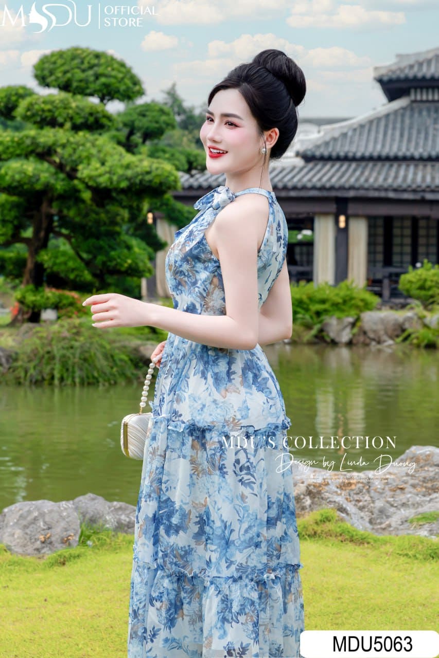 Đầm Cổ Yếm Dự Tiệc Là Gì Và Vì Sao Lại Được Yêu Thích?