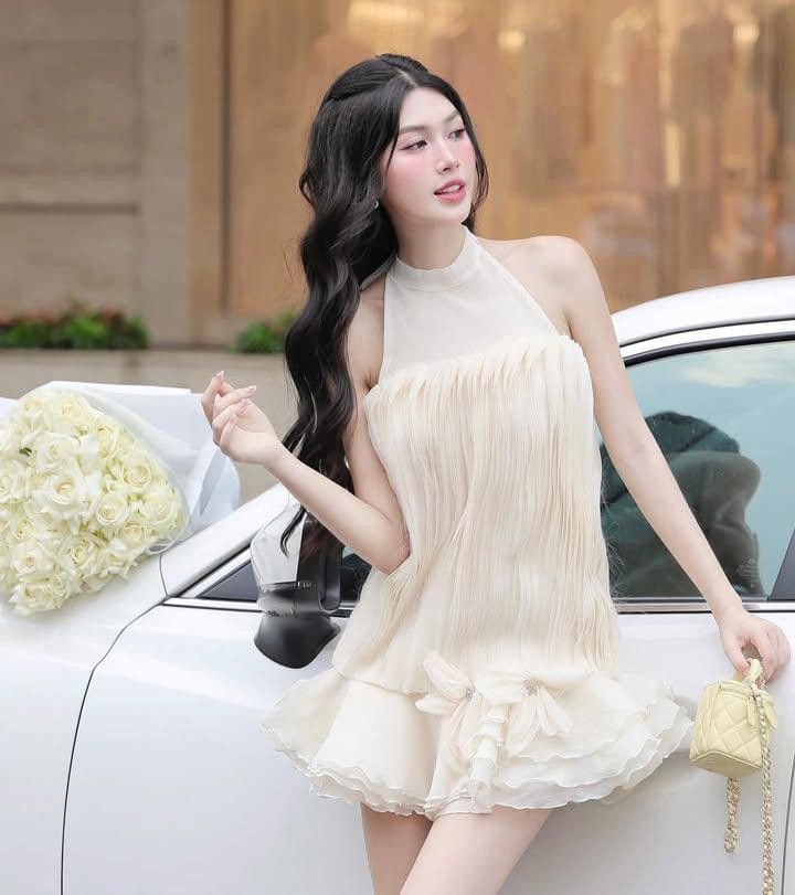 Đầm cổ yếm dự tiệc ren – Mềm mại và nữ tính