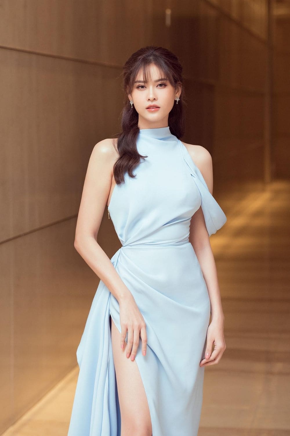 Đầm cổ yếm dự tiệc xẻ tà – Phá cách nhưng vẫn thanh lịch