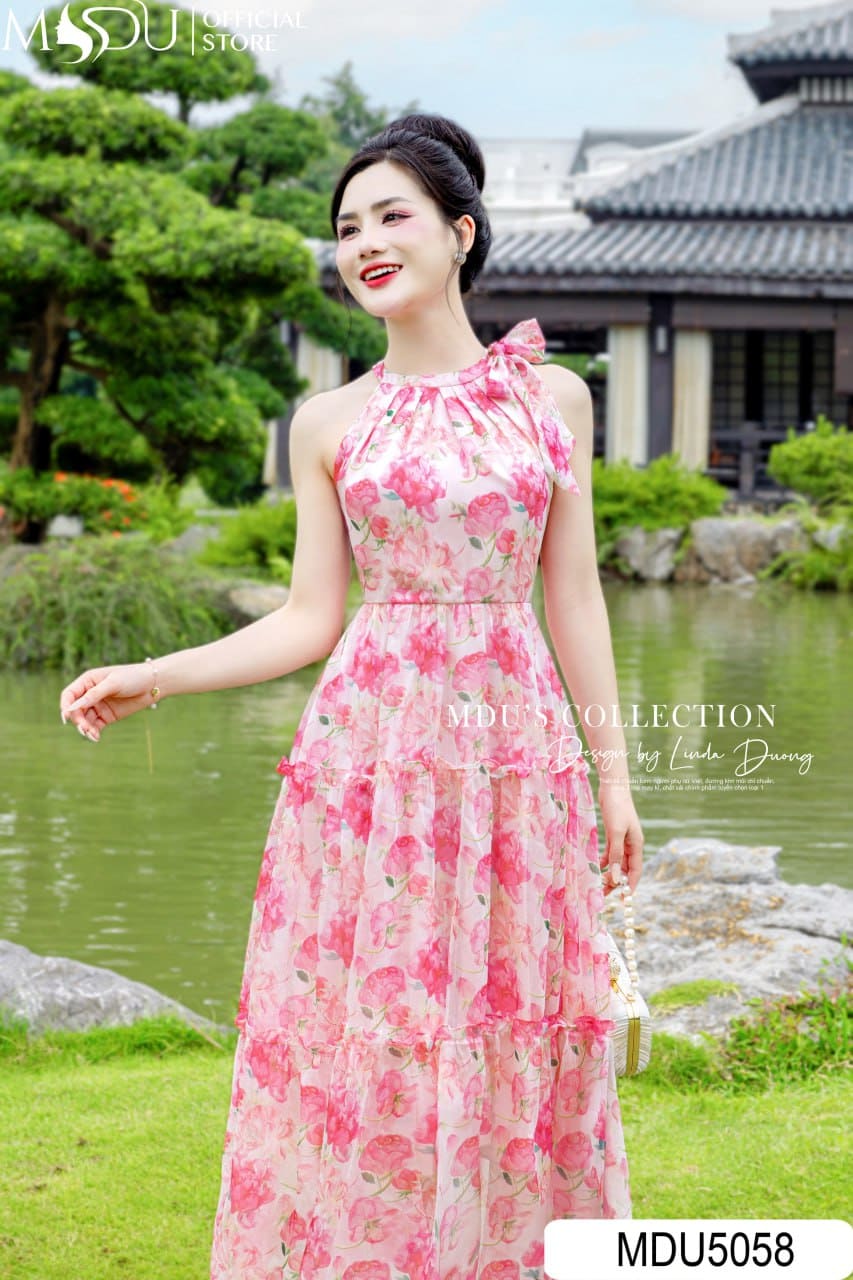 Đầm Cổ Yếm Dự Tiệc Là Gì Và Vì Sao Lại Được Yêu Thích?