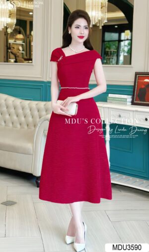 Váy Thiết Kế MDU3590 Tông Đỏ Sang Trọng với Chất Visco Nhật Bản và Điểm Nhấn Cài Ngọc Nơ Thu Hút Mọi Ánh Nhìn