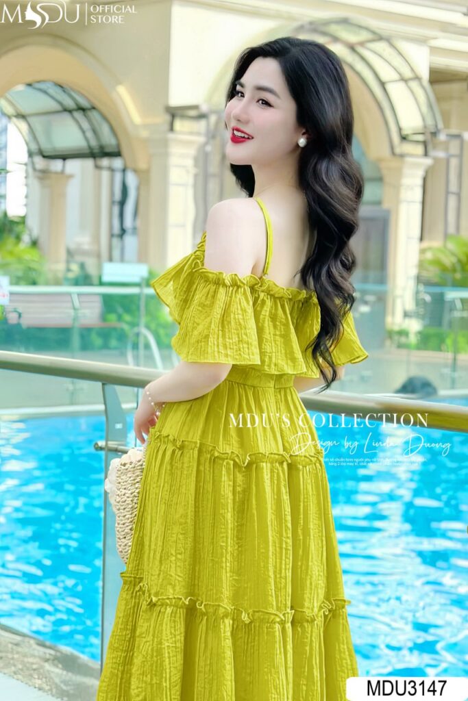 Phụ kiện phối với đầm dự tiệc màu xanh lá 