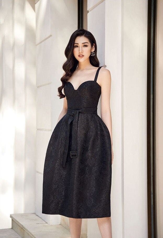 Các Kiểu Váy Đen Dự Tiệc Phổ Biến Nhất 2025 - Váy Hai Dây Đen