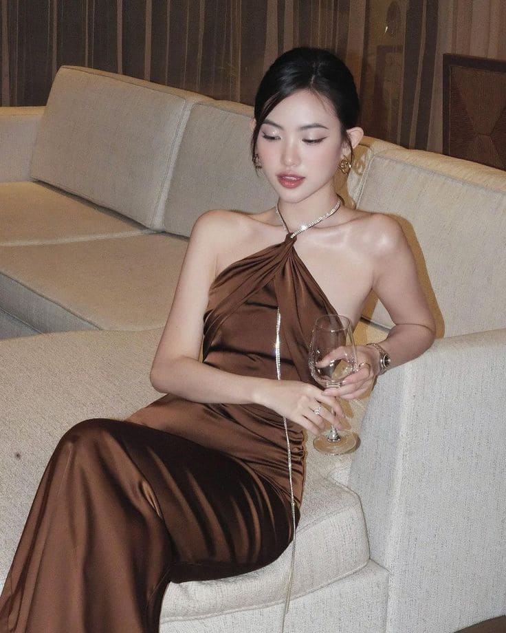 Đầm body dự tiệc cổ yếm 