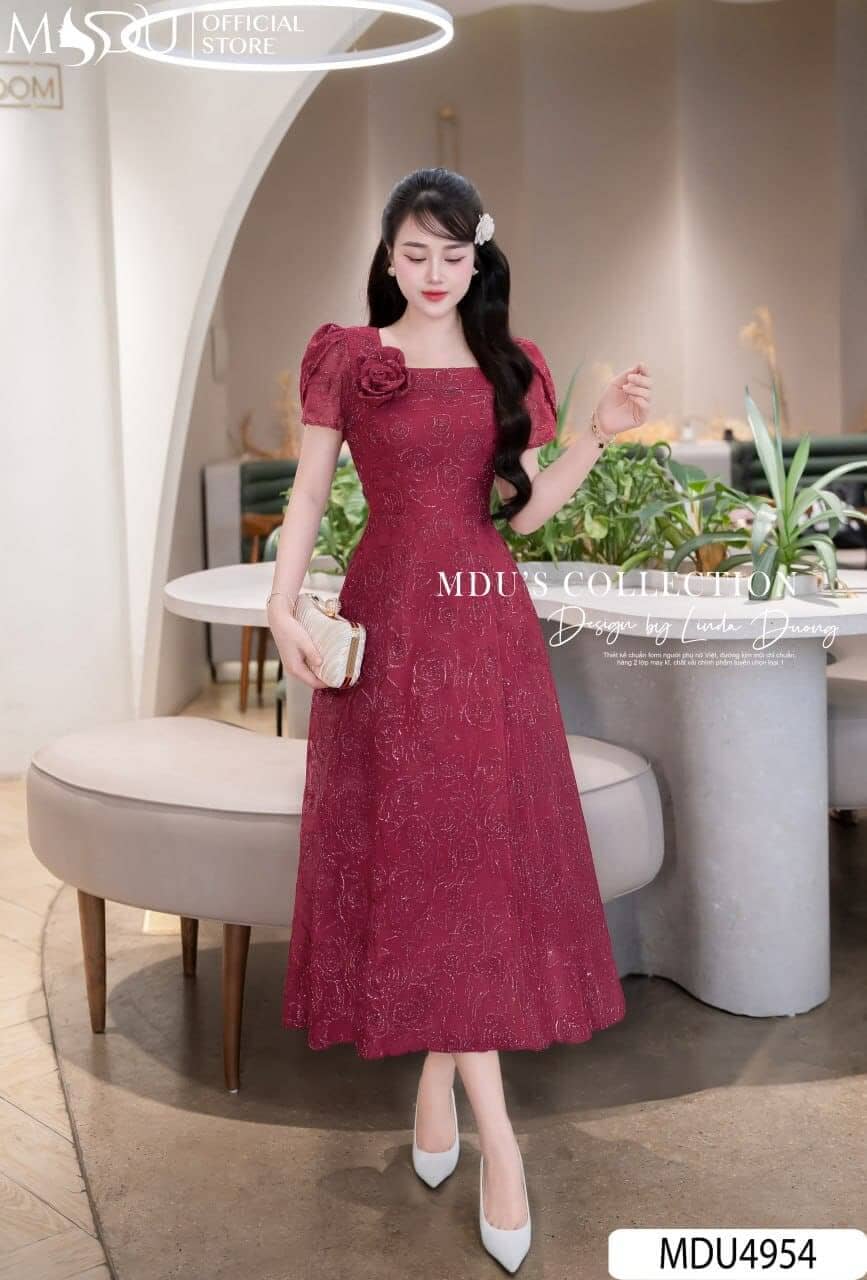 Các Kiểu Dáng Đầm Dự Tiệc Cho Người Lớn Tuổi Đẹp Mê Mẩn - Đầm Cổ Vuông Hoặc Cổ Tim