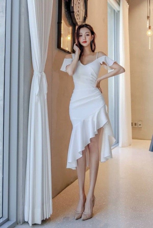 Các Kiểu Dáng Đầm Đuôi Cá Dự Tiệc Phù Hợp Mọi Vóc Dáng - Đầm Đuôi Cá Trễ Vai Hoặc Lệch Vai