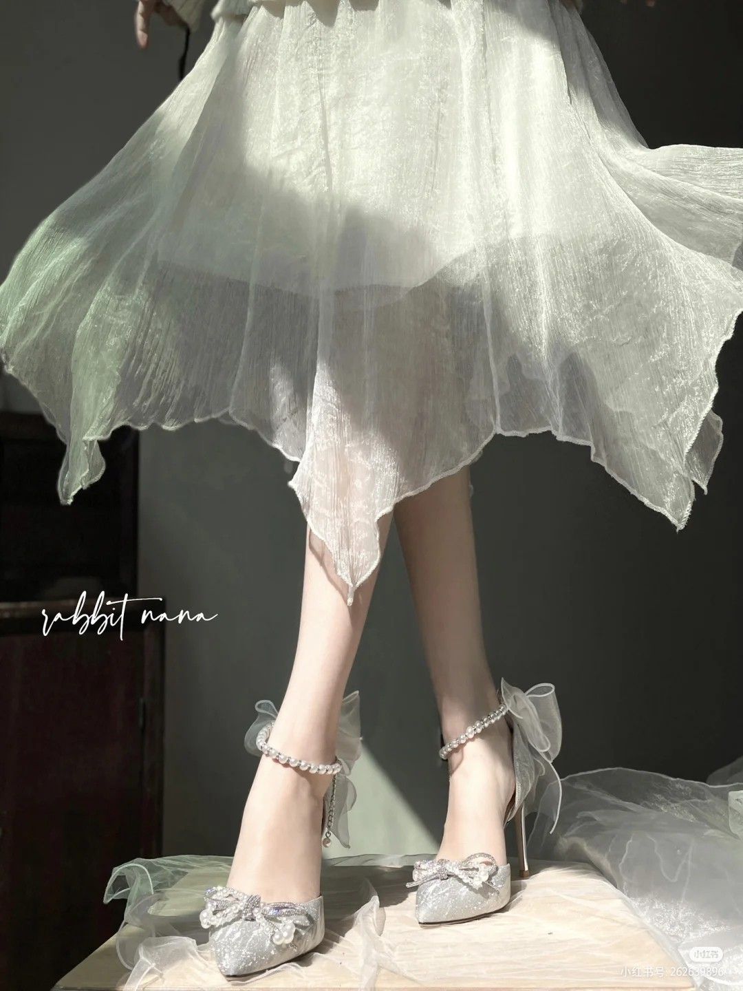 Giày cao gót - Phụ kiện không thể thiếu của đầm khiêu vũ dự tiệc 