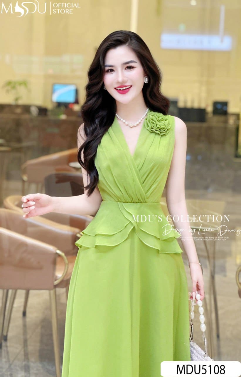 Đầm maxi dự tiệc - Phụ kiện với đầm trơn màu