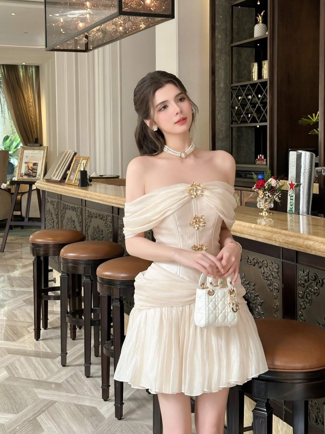 Các Kiểu Dáng Đầm Ngắn Dự Tiệc Khiến Bạn Mê Mẩn - Đầm Trễ Vai