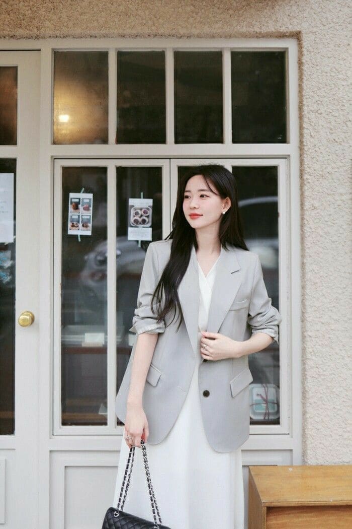Phối Đầm Xếp Ly Công Sở Với Áo Blazer