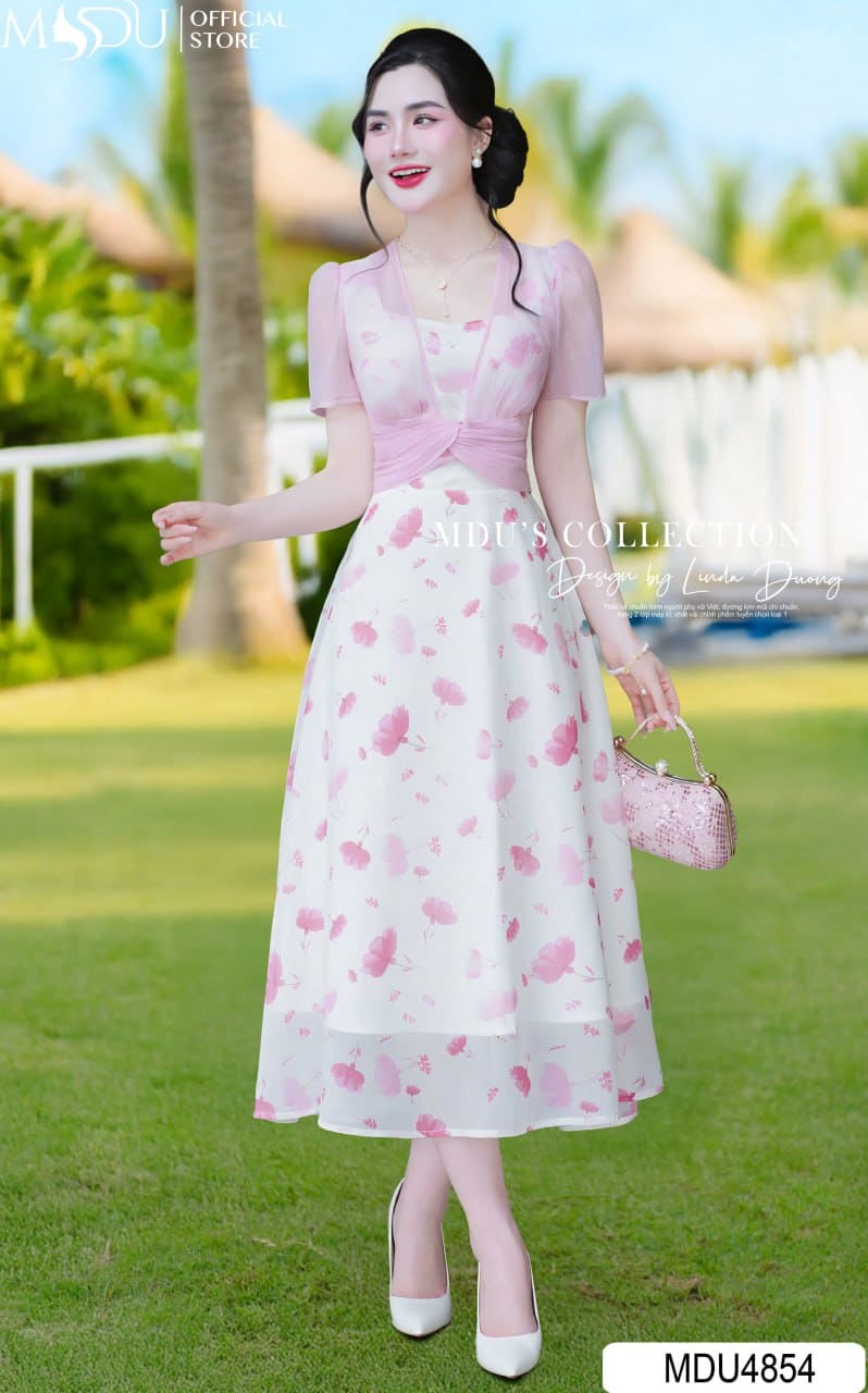 Phối đồ với váy 2 dây dạo phố nhẹ nhàng 