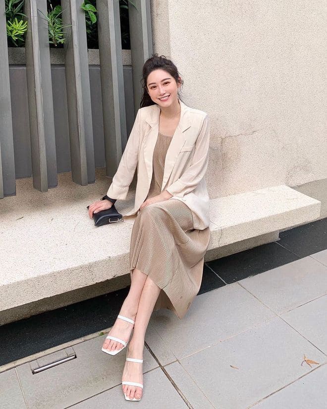 Kết Hợp Váy Sát Nách Công Sở Với Sơ Mi Hoặc Cardigan