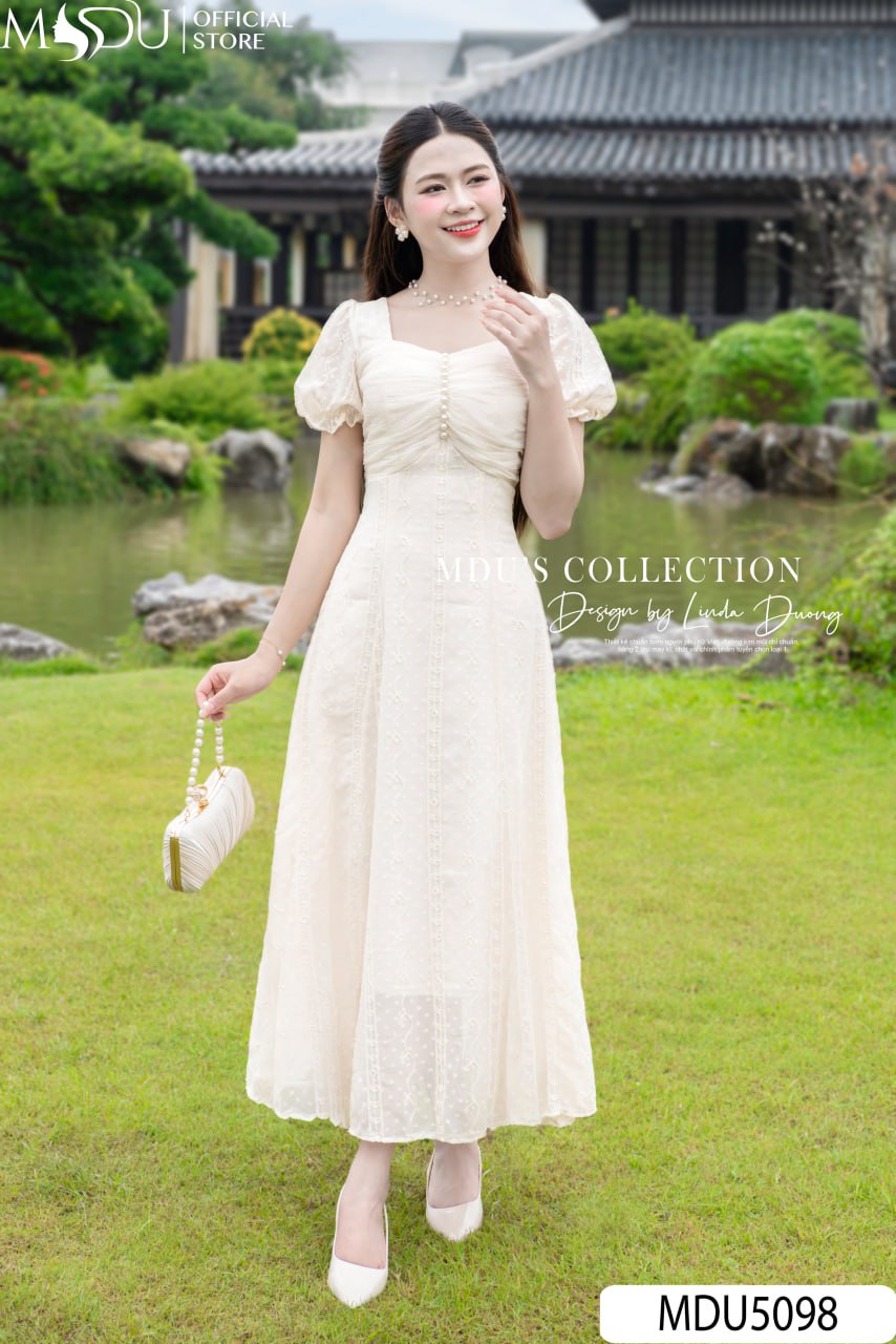 Phối Đầm Cổ Vuông Dáng Dài Cho Phong Cách Công Sở