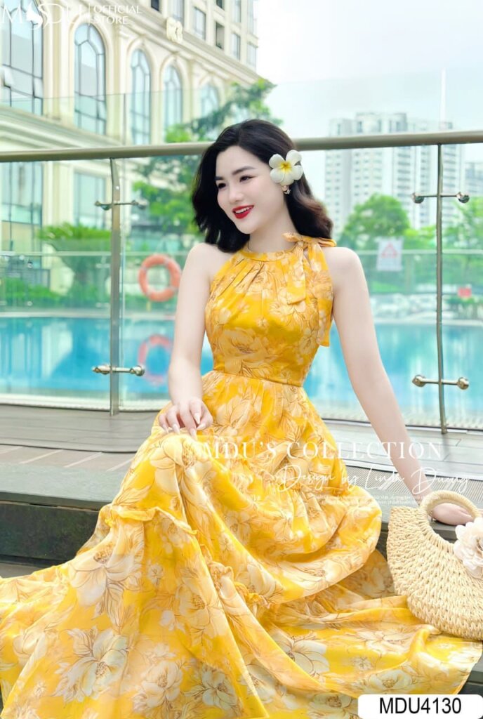 Đầm sát nách dáng dài cổ yếm quyến rũ