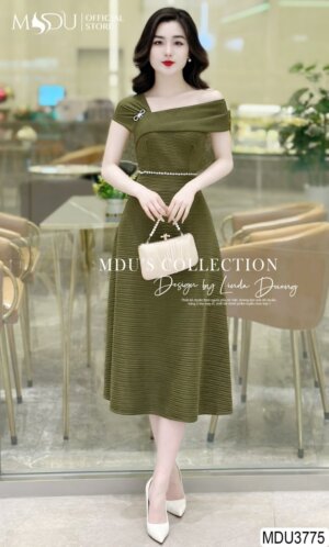 Váy Thiết Kế MDU3775 – Màu Rêu Nổi Bật Với Nơ Cài Vai Tinh Tế Tỉ Mỉ Tạo Điểm Nhấn Cho Trang Phục