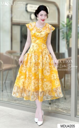 Váy Thiết Kế MDU4205 – Dáng Dài Phối Cùng Họa Tiết Hoa Bắt Mắt Trên Nền Vàng Thướt Tha