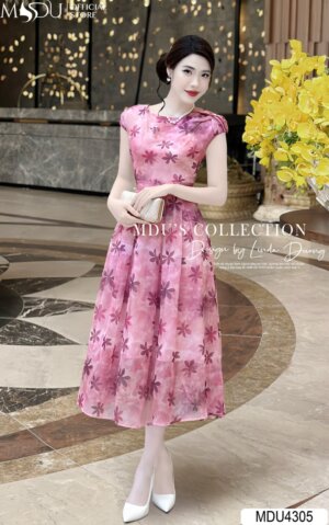 Váy Thiết Kế MDU4305 – Màu Hồng Nhạt Nhẹ Nhàng Xòe Nhẹ Cổ Tròn, Tay Hến Phối Cùng Họa Tiết Bắt Mắt
