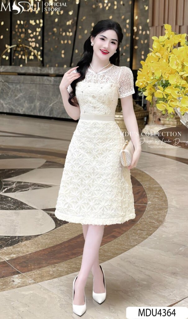 Váy trắng công chúa với dây nơ lớn phía sau