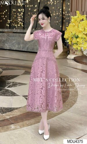 Váy Thiết Kế MDU4375 – Màu Hồng Nhẹ Nhàng Cùng Dây Thắt Nơ Tinh Tế Với Những Đường Vân Thiết Kế Sang Chảnh