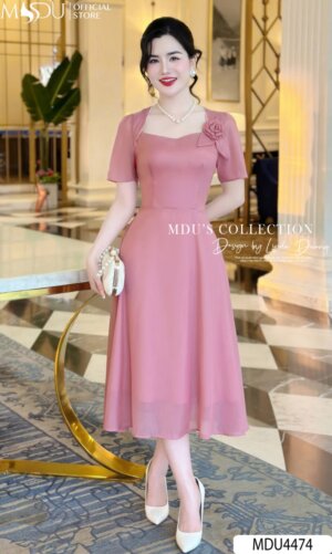 Váy Thiết Kế MDU4474 – Màu Hồng Nhẹ Nhàng Chiết Eo Tỉ Mỉ Dáng Xòe Nhẹ Đính Hoa Trước Ngực Quyến Rũ
