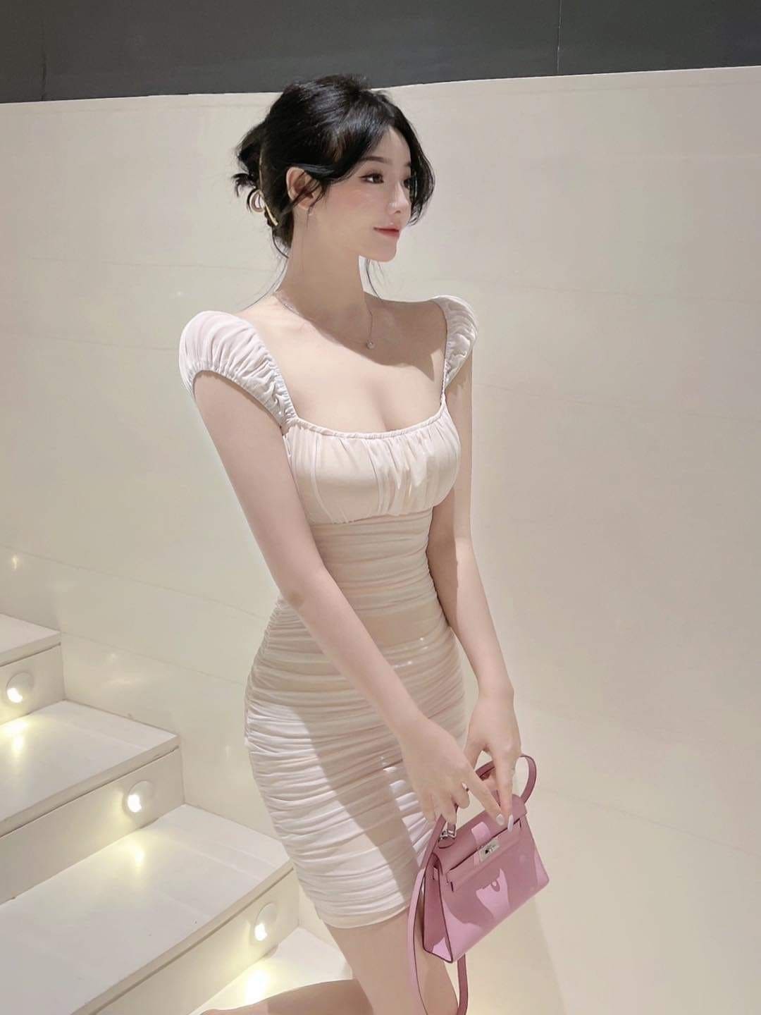 Phối Đồ Dạo Phố Với Đầm Body Cổ Vuông