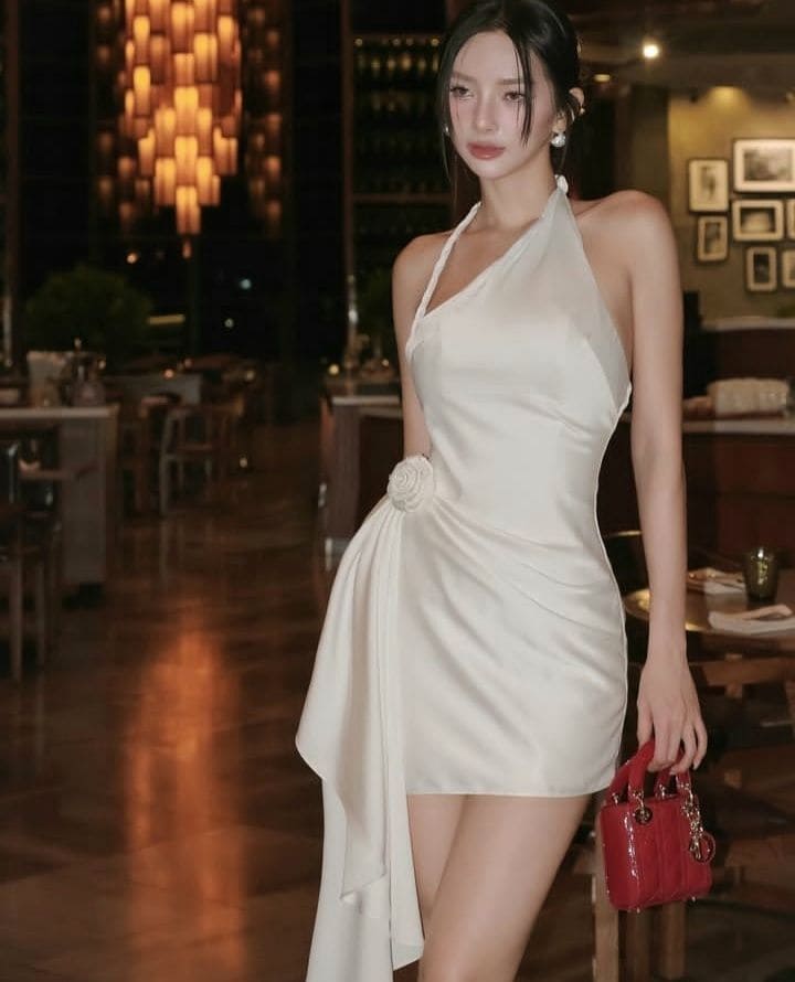 Đầm Body Cổ Yếm Cho Các Buổi Tiệc