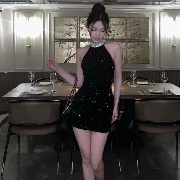 Đầm Body Cổ Yếm Với Chi Tiết Đính Kết