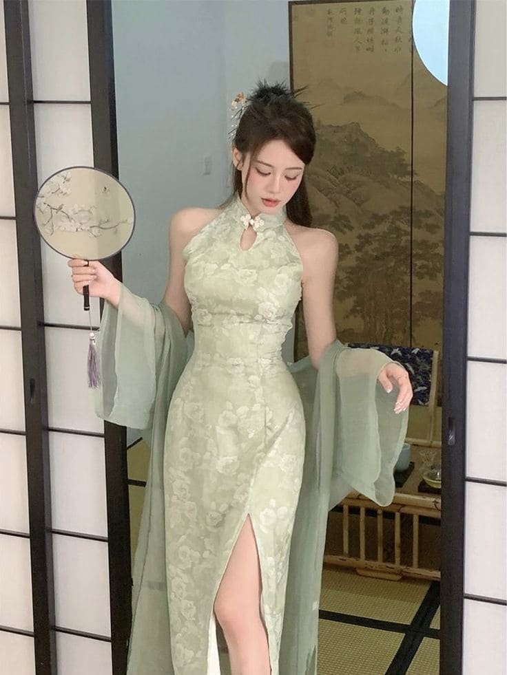 Đầm Body Cổ Yếm Với Họa Tiết Độc Đáo