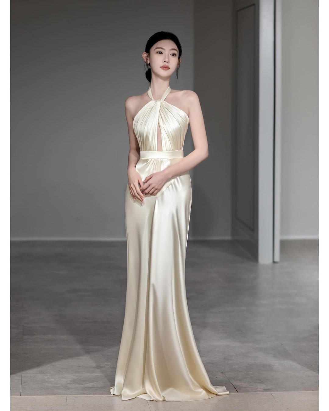 Chọn Màu Sắc Cho Đầm Body Cổ Yếm