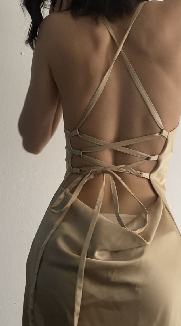 Đầm Body Hở Lưng Với Chi Tiết Đan Dây