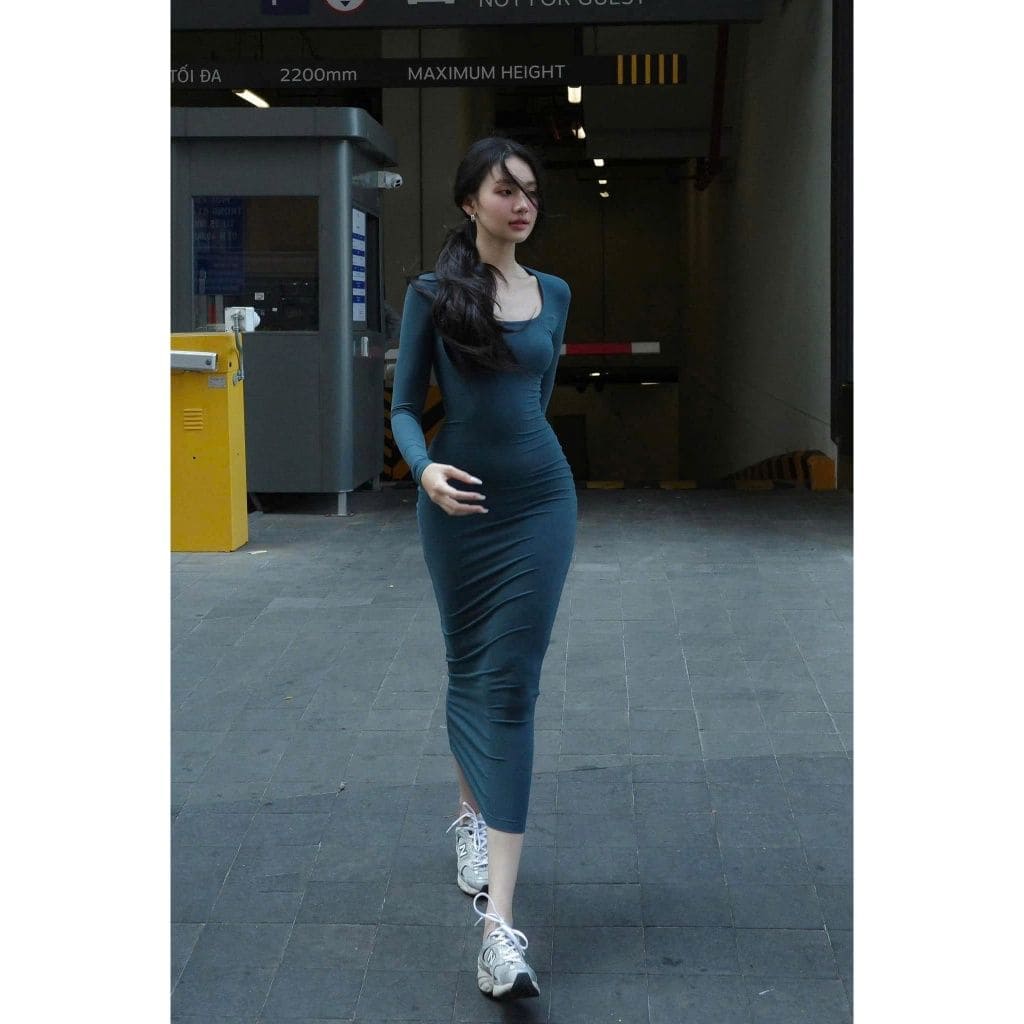 Nguồn Gốc Và Sự Phổ Biến Của Phong Cách Đầm Body Mang Giày Thể Thao