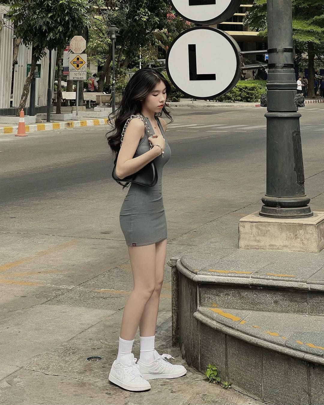 Chọn Màu Sắc Cho Đầm Body Mang Giày Thể Thao