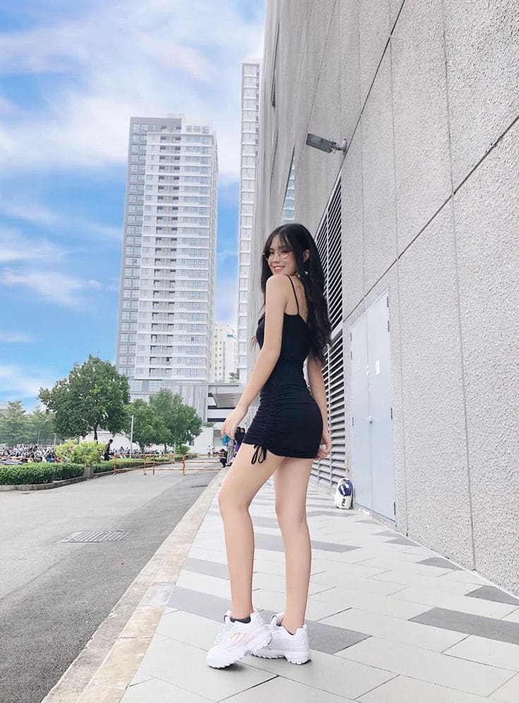 Phối Đồ Theo Mùa Với Đầm Body Mang Giày Thể Thao