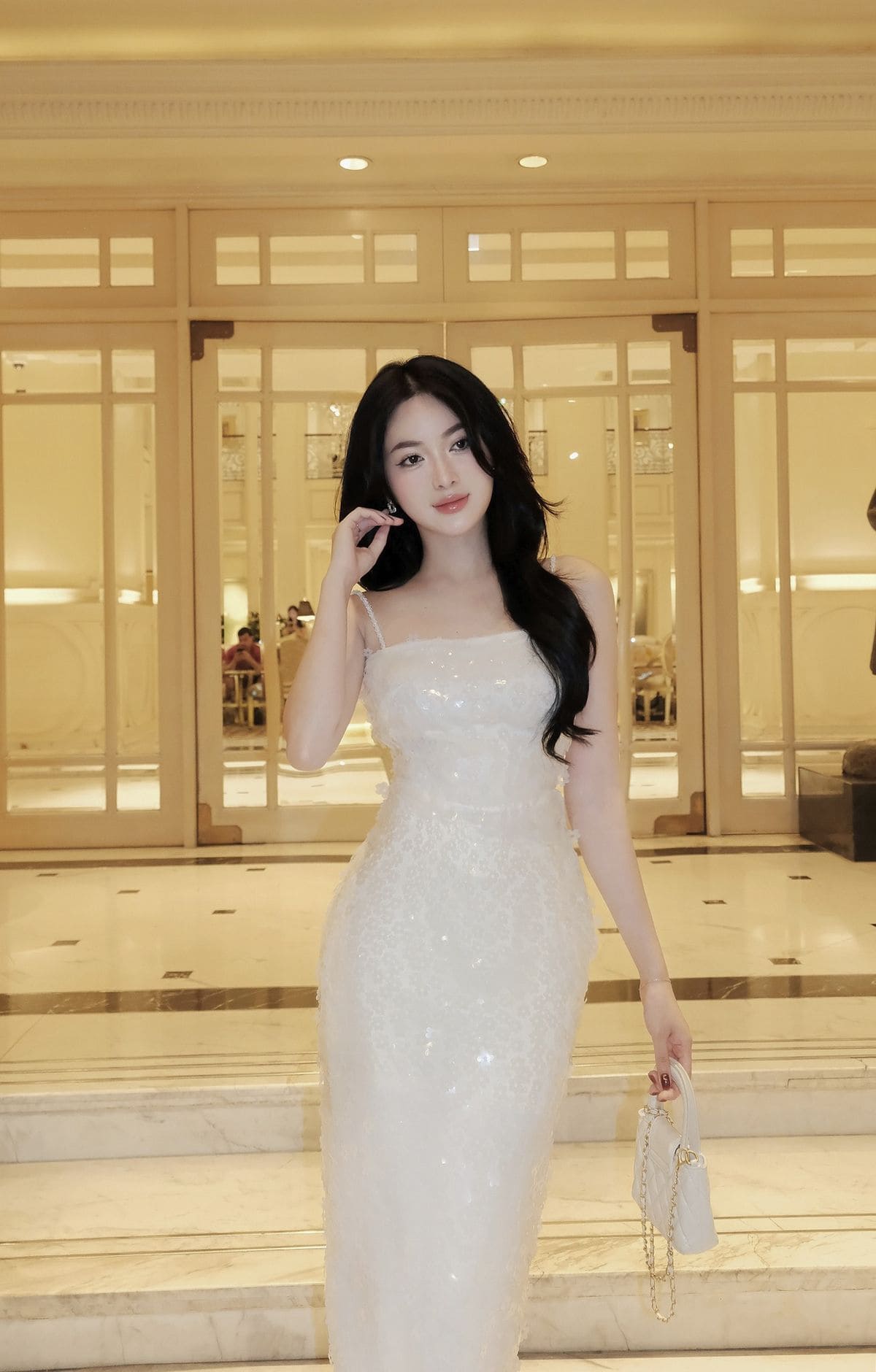 Phối Đồ Đầm Body Mang Giày Thể Thao Cho Tiệc Nhẹ