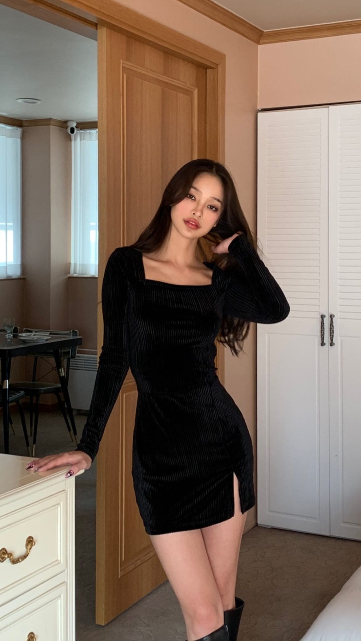 Tại Sao Váy Body Ngắn Dài Tay Lại Được Ưa Chuộng?