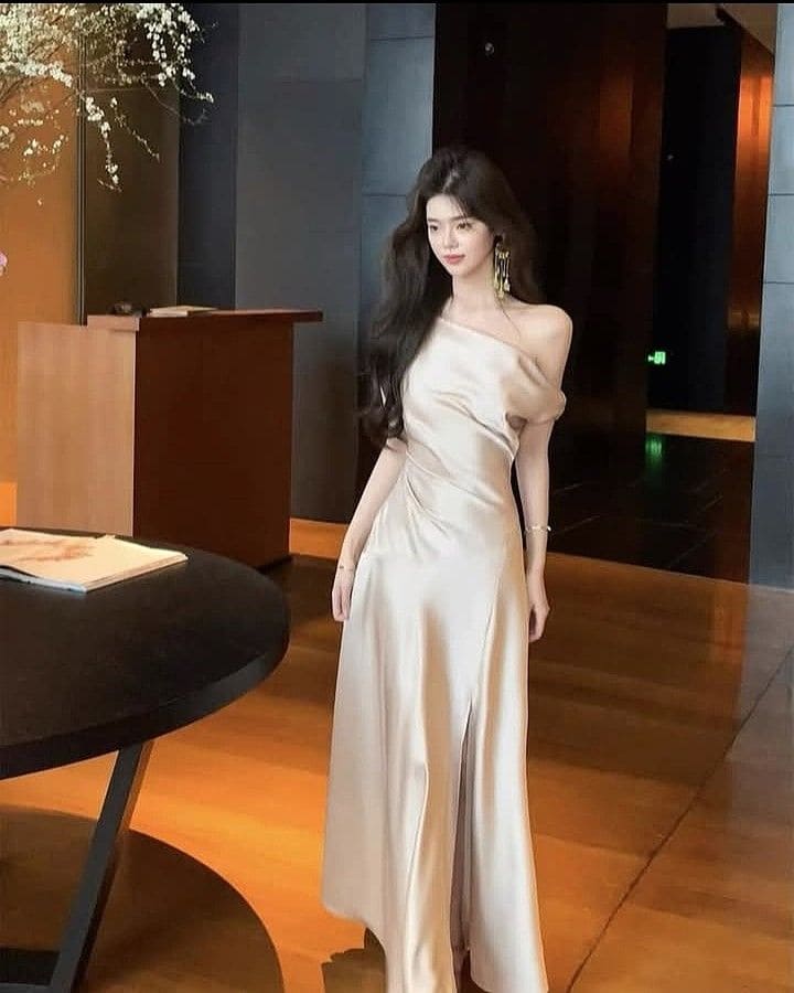 Phối Phụ Kiện Quá Lố Với Đầm Body Trễ Vai