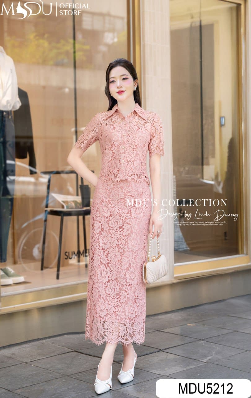 Phối Váy Body Dài Qua Gối Dạo Phố