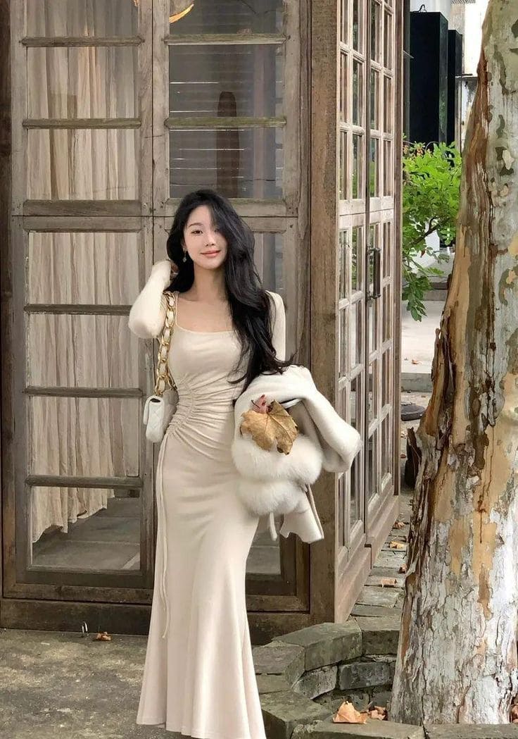 Kết Hợp Phụ Kiện Với Váy Body Dài Qua Gối