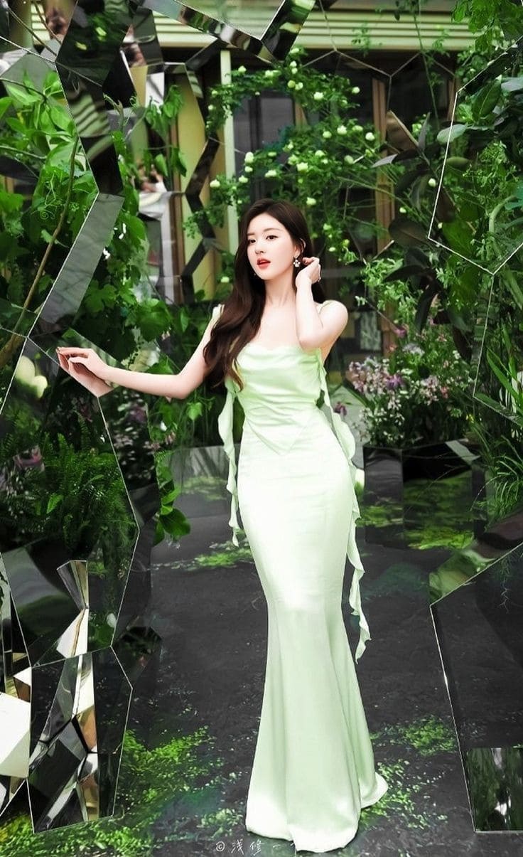 Váy Body Dây Bún Và Xu Hướng Thời Trang 2025