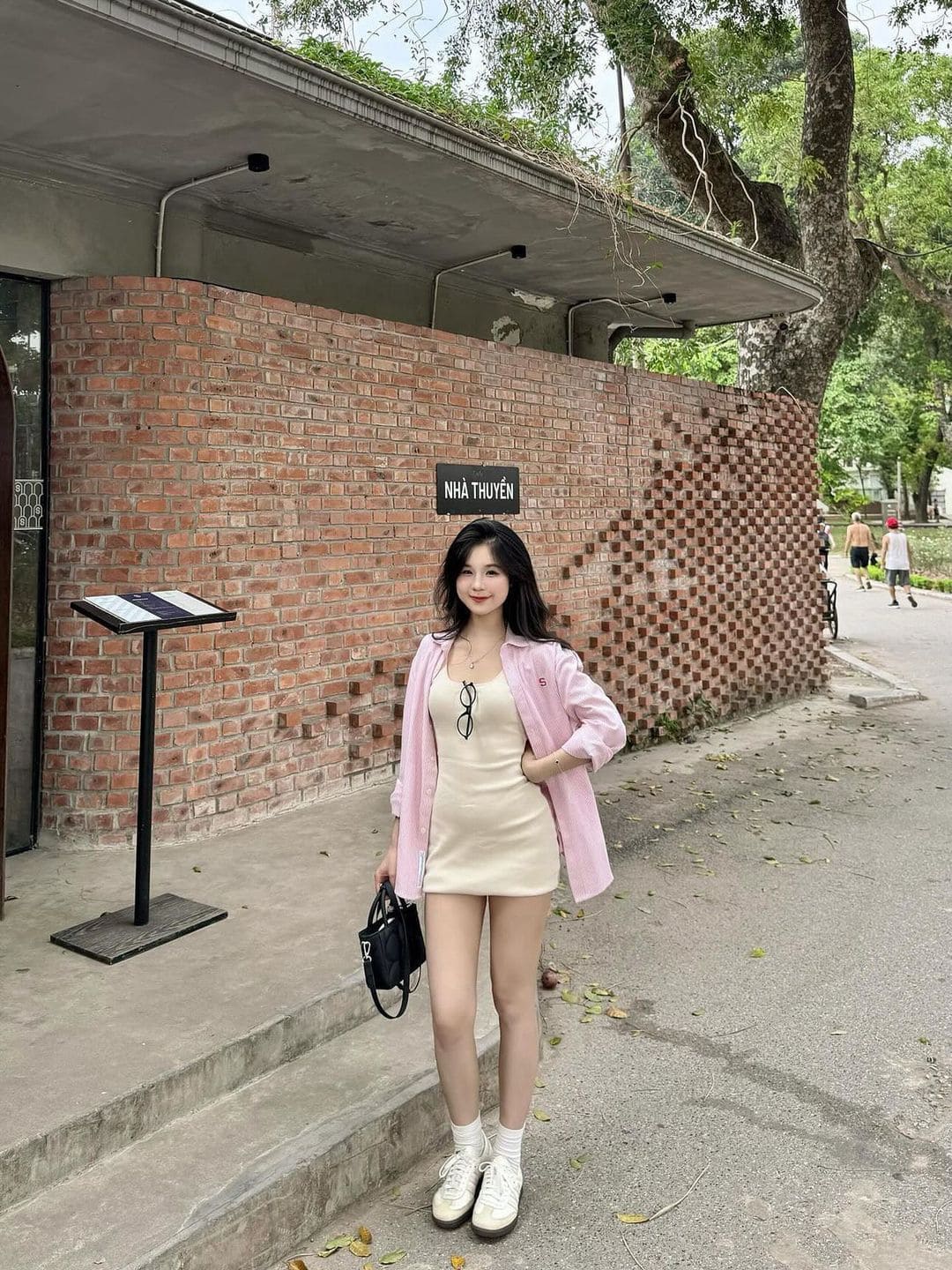 Ảnh Hưởng Của Váy Body Dây Bún Trong Thời Trang Đường Phố