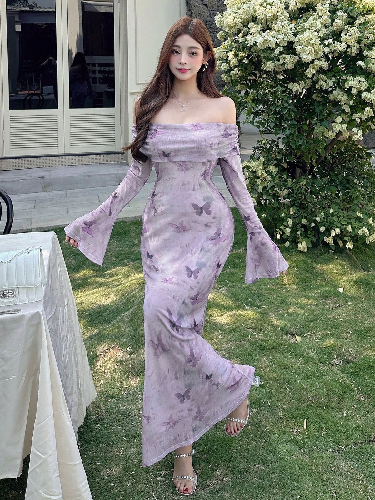 Phối Váy Body Trễ Vai Dài Tay Cho Phong Cách Dạo Phố