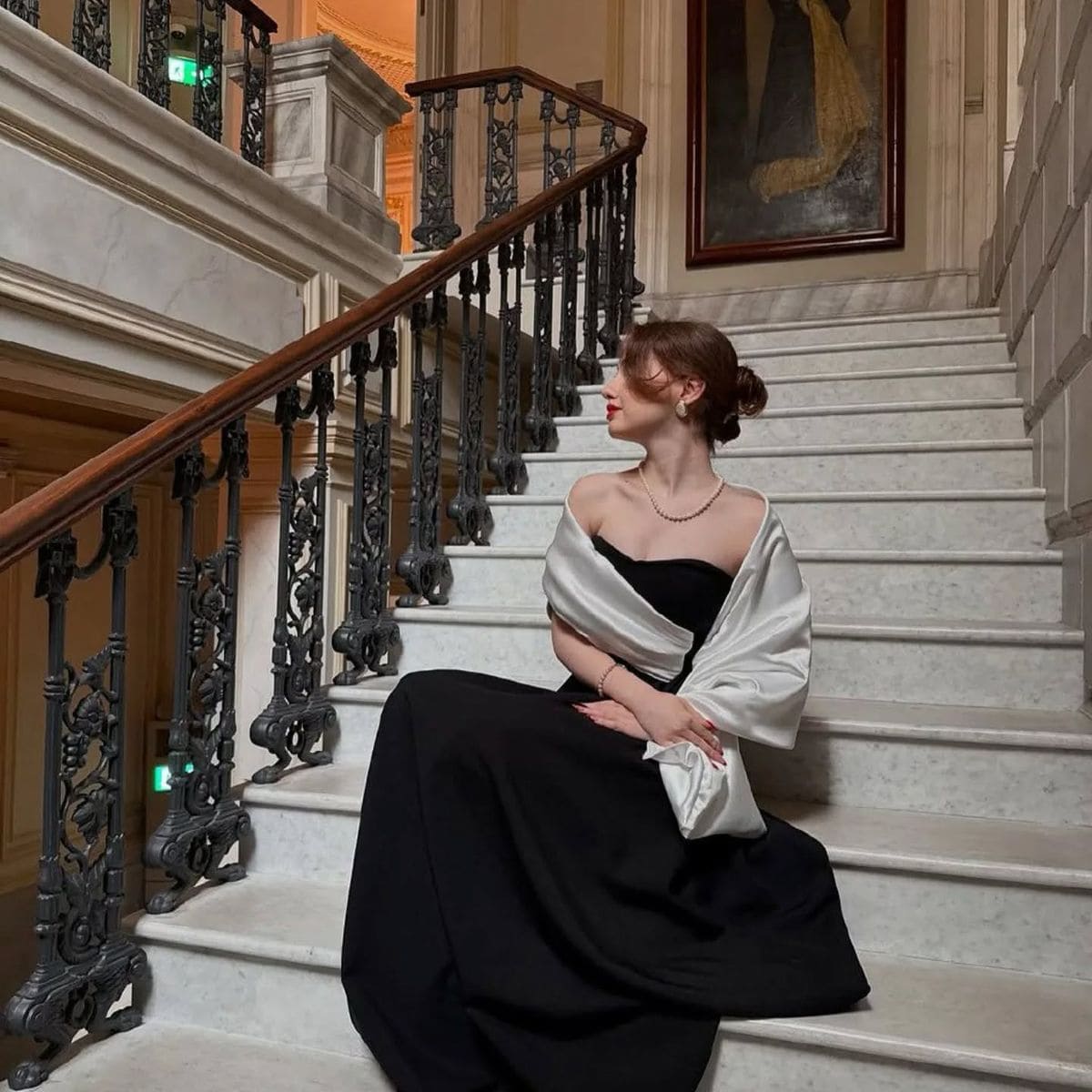 Kết Hợp Màu Sắc Với Váy Đen Công Chúa