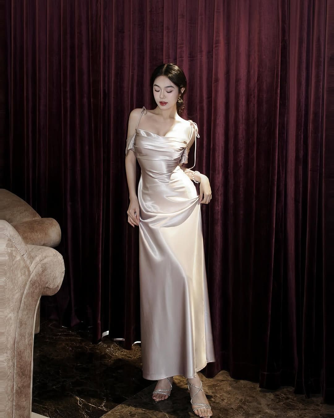 Váy Lụa Body Với Màu Sắc Nổi Bật