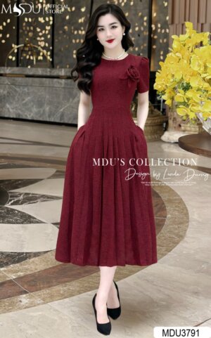 Váy Thiết Kế MDU3791 – Màu Đỏ Đô Quyến Rũ Chiết Eo Đầy Tinh Tế