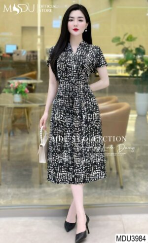 Váy Thiết Kế MDU3984 – Dáng Dài Xòe Nhẹ Cổ Chữ V Cùng Nơ Eo Phối Bắt Mắt