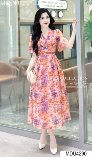 Váy Thiết Kế MDU4290 – Dáng Dài Nhẹ Nhàng Cổ V Tinh Tế Phối Họa Tiết Độc Đáo