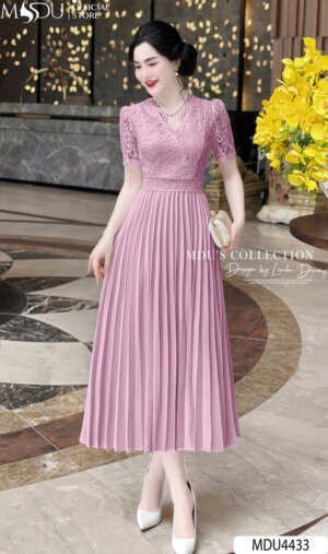 Váy Thiết Kế MDU4433 – Màu Hồng Nhẹ Nhàng Xếp Li Tỉ Mỉ Cổ Chữ V Cách Điệu