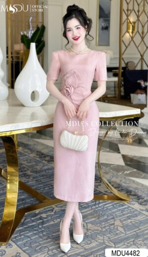 Váy Thiết Kế MDU4482 – Màu Hồng Nhạt Ôm Body Điểm Nhấn Hoa Đính Eo Tinh Tế