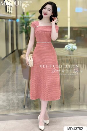 Váy Thiết Kế MDU3782 Cài Ngọc Nơ Tinh Tế Trễ Vai Quyến Rũ
