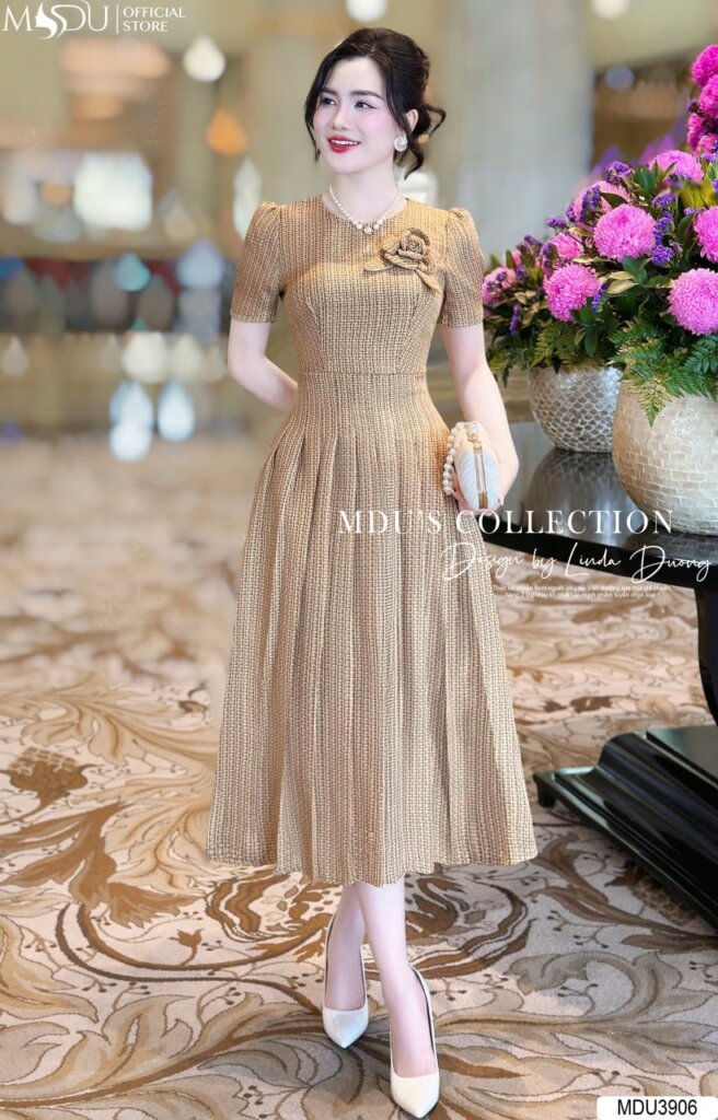 Đầm midi dáng dài đính hoa tinh tế trên váy